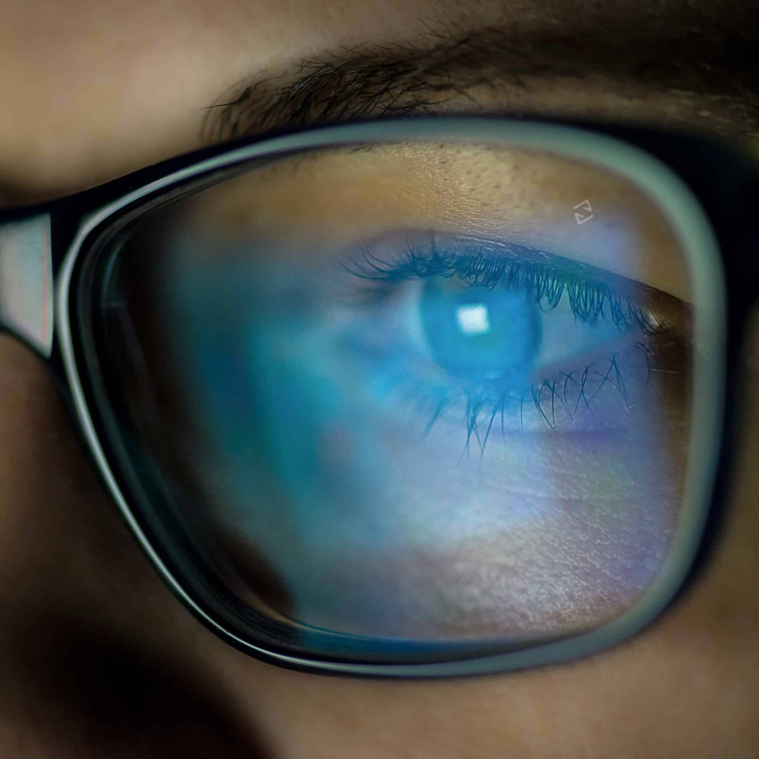 Blauw licht filter bril? Bescherm je ogen met een blue light filter bril - Optiek Lammerant