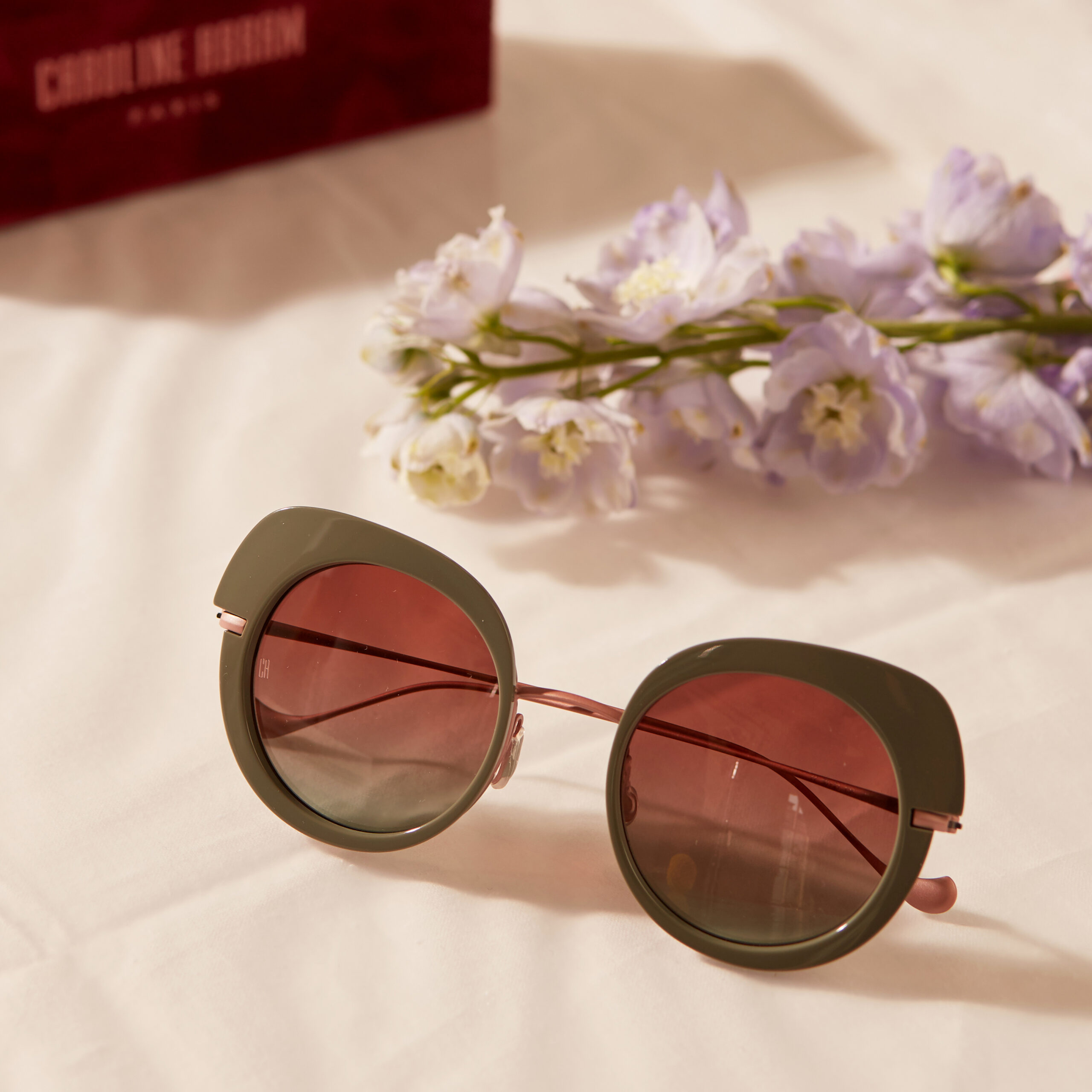 Caroline Abram zonnebrillen en kleurrijke brillenkettingen