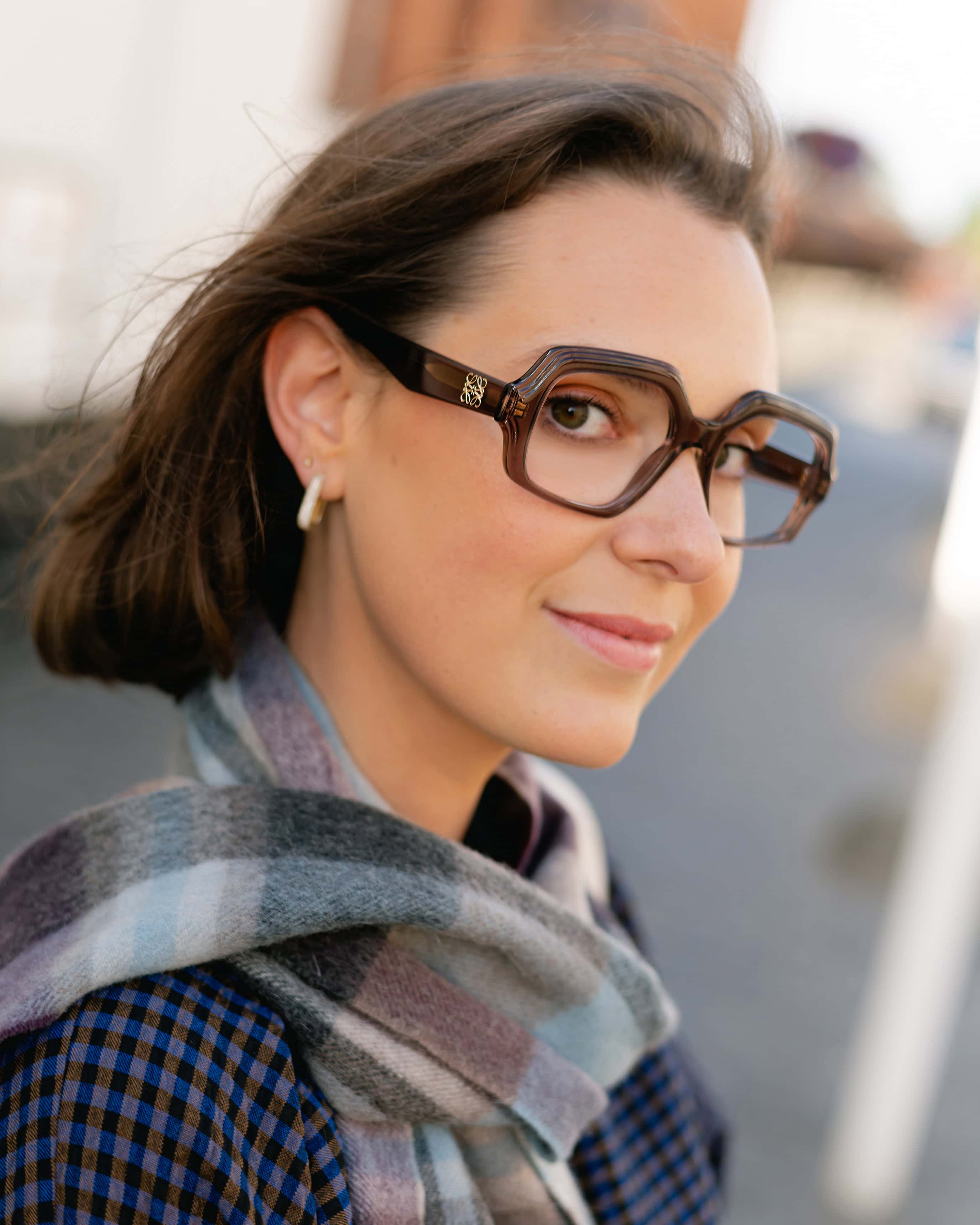 Blog_lookbook_herfst_winter_2026_optiek_Lammerant_Deinze_5 Vrouw met lichtgrijze Loewe bril in acetaat