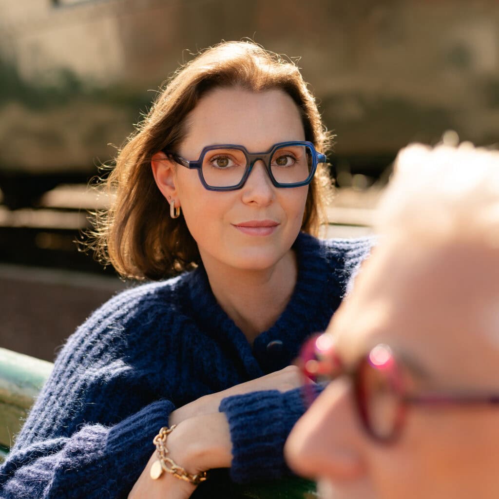 Jonge vrouw met blauwe bril van het Belgische brillenmerk Theo