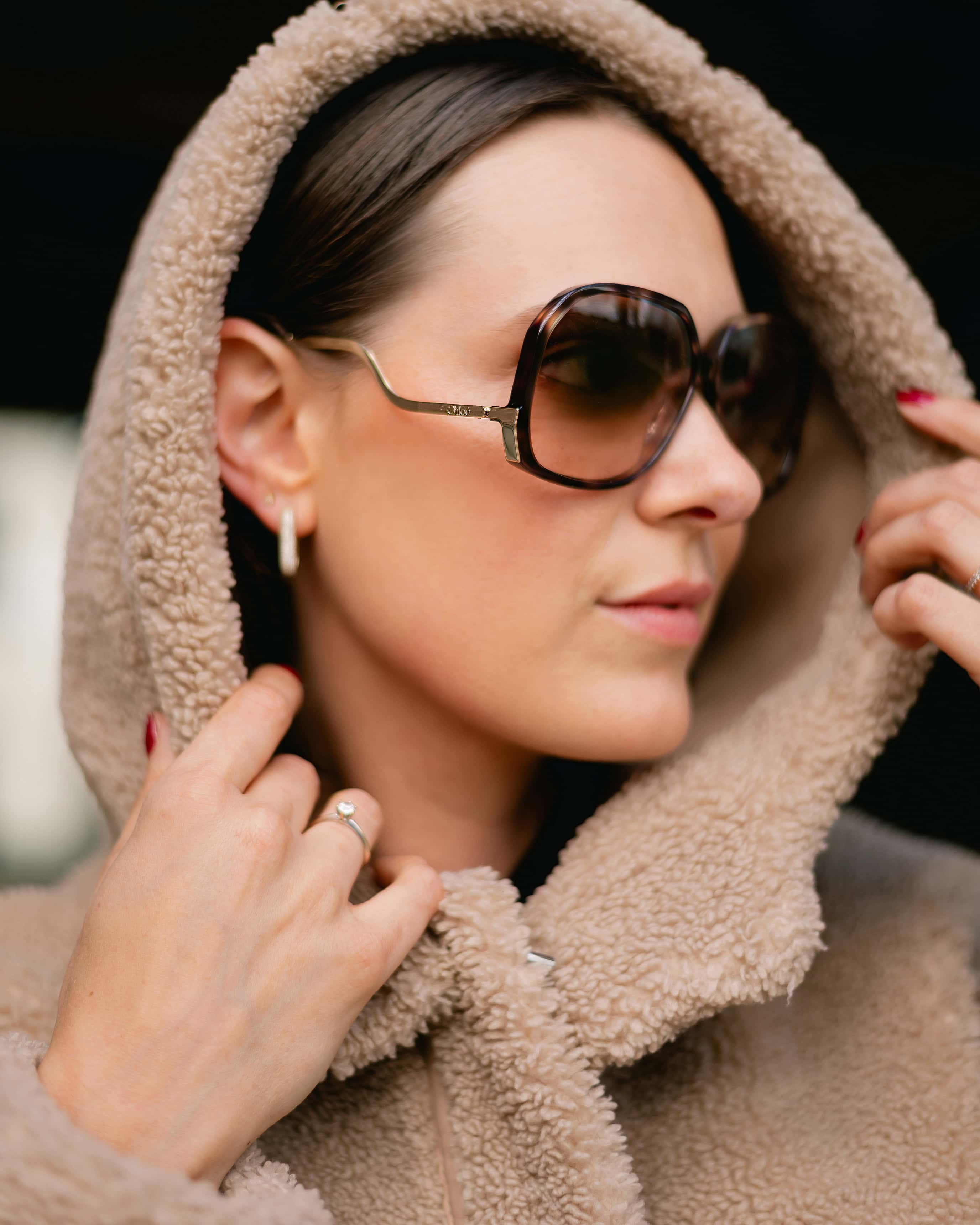 Blog_brillen_trends_herfst_winter_2026_optiek_Lammerant_Deinze_8 Jonge vrouw met oversized Chloé zonnebril