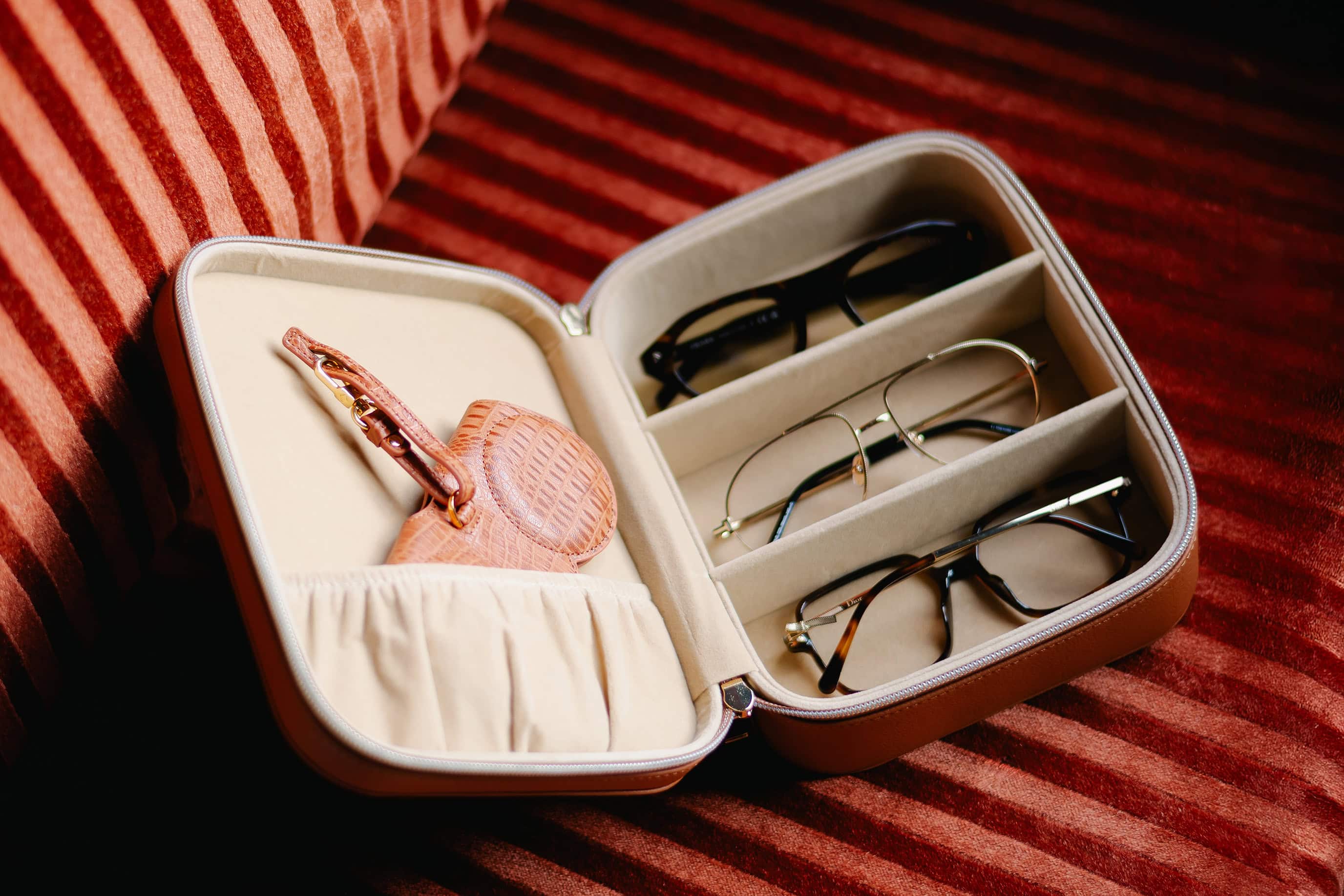 Blog_brillenbox_etui_cadeau_optiek_Lammerant_Deinze Brillenbox met 3 paar brillen: een Prada zonnebril, Tom Ford pilotenbril en Dior bril